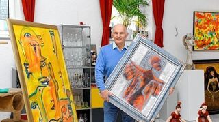 <p>Galerist Peter Wilking präsentiert die Bilder "Gesichter" von Issmat Abdulkader und "Engel" von Vladimir Smahtin.</p>