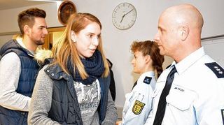<p>Informationen über die Ausbildung zur Polizistin aus erster Hand: Michelle Mostberger (vorne links) informiert sich bei Peter Karg über Details. Die 17-Jährige aus Altlußheim kann sich eine Laufbahn bei den Ordnungshütern gut vorstellen.</p>