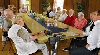 <p>Austausch über das Lokalgeschehen und vergangene Zeiten: In geselliger Runde diskutieren (v. l.) Friedel und Günter Langlotz, Fritz Brömmer, Walburga Schäfer, Heinz Schmitt, Karl-Willi Thorn, Dr. Thomas Eder, Friedbert Langlotz, Rolf Heidemann, Günter Schöner, Klaus Thorn, Hans-Jörg Buss, Walter Saam sowie Anneliese und Helmut Fitterling mit Bürgermeister Gunther Hoffmann über aktuelle Bauvorhaben und erfolgreich abgeschlossene Maßnahmen.</p>