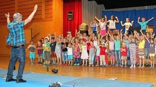 <p>Zum großen Finale durften alle auf die Bühne, dann ging es rund mit dem Wunderkinder-Lied. Uwe Lal (l.) animierte die Kinder zum Mitmachen.</p>