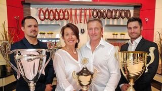 <p>Stolz auf ihre Trophäen: Die Metzgerei Ehehalt - Simon, Gabi, Karl-Heinz und Daniel Ehehalt (von links) - sahnte bei der Europameisterschaft kräftig ab.</p>