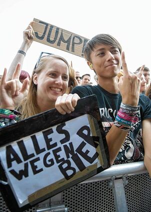 <p>Da geht die Post ab: Kraftklub-Rampensau Felix Brummer hat das Publikum bei Rock'n'Heim im Griff (oben). Der Regen kann da den Besuchern nur wenig anhaben. Sie feiern ausgelassen, auch im Regencape. Höhepunkt sind am späten Abend die Crossover-Rocker von Linkin Park (Mitte rechts), die das gelungene Festival klanglich abrunden.</p>