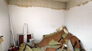 <p>Nicht denkmalgeschützt, aber dennoch geschichtsträchtig: Das alte Pfarrhaus in der St.-Leoner-Straße 11 wird noch in diesem Monat abgerissen, um mit der Erschließung des Baugebiets "Alter Pfarrgarten" zu beginnen. In diesem wuchert es derzeit noch wild. Im Gebäude selbst finden Entkernungsarbeiten statt. Der Sandboden ist bereits freigelegt.</p>