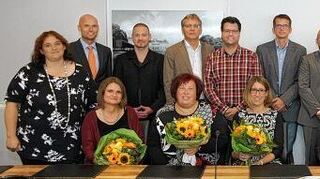 <p>Langjährige Stützen der Verwaltung wurden im Rathaus von OB Pöltl (rechts) geehrt. Seit einem Vierteljahrhundert im Dienst der Stadt sind (von links) Margarete Braun, Carmen Schmidt, Birgit Kolb, Roland Strieker und Jürgen Debré. Den Glückwünschen schlossen sich die Amtsleiter und der Personalrat an.</p>