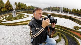 <p>Horst Hamann in seinem Element: Den Schlossgarten fotografiert er für eine beson-dere Ausstellung im Jubiläumsjahr.</p>