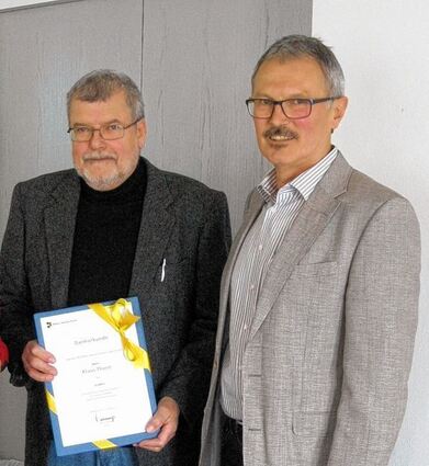 <p>Jürgen Wörzel vom Rhein-Neckar-Kreis zeichnet Klaus Thorn für 25 Jahre als Naturschutzwart aus.</p>