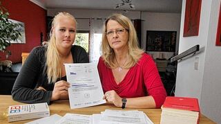 <p>Heike Bade und ihre Tochter Lara halten eine Negativbescheinigung in ihren Händen, deren Beschaffung aufwendig ist. Auf welcher rechtlichen Grundlage diese Handhabe fußt, bleibt den beiden trotz intensiver Recherche weiter ein Rätsel.</p>