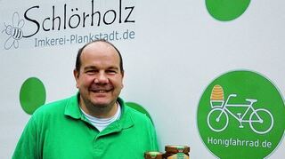 <p>Rührt die Werbetrommel für seinen Honig: Matthias Schlörholz.</p>