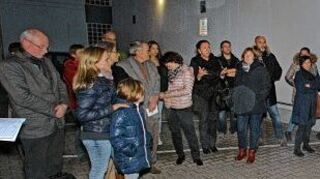<p>Stefan Becker (r. vorne) nimmt im Beisein der örtlichen Polizei die Sorgen der Bürger in der Scheffelstraße auf und versucht, Ängste abzubauen.</p>