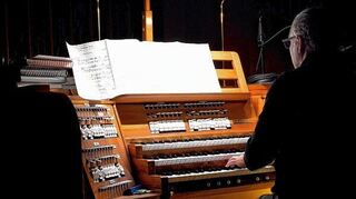 <p>Hans-Peter Weirether unterhielt die Gäste mit seinem Orgelspiel, animierte sie zum Mitsingen und unterlegte die Geschichten mit seinem Spiel.</p>