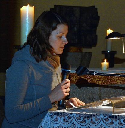 <p>Johanna Koltermann-Jülly unterhielt die Besucher in der Kirche mit Weihnachtsge- schichten aus aller Welt.</p>