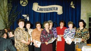 <p>Kürzlich feierten die Landfrauen 50. Jubiläum mit Vorsitzender Rosl Fellhauer, Bürger-meister Jürgen Kappenstein, Ehrenmitglied Brunhilde Griesser und den Beisitzerinnen Else Dörr, Margaretha Bierlein und Gerda Kurbiuhn (Bild oben, v. l.). Beim 25. Jubiläum 1990 waren unter anderem Vorsitzende Hedwig Zirkel (Mitte) und zweite Vorsitzende Franziska Hillenbrand (links außen) dabei.</p>