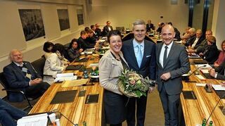 <p>Oberbürgermeister Dr. René Pöltl (re.) beglückwünscht Matthias Steffan und dessen Frau Stefanie Fischer zur eindeutigen Wahl durch den Gemeinderat.</p>