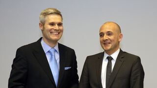 <p>Matthias Steffan (l.) mit Schwetzingens Oberbürgermeister Dr. René Pöltl nach seinem Amtsantritt vor acht Jahren. <br></p>