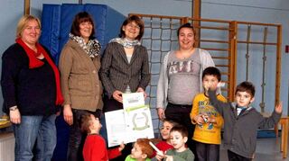 <p>Ausgezeichnet: Annette Kemptner, Ulrike Vay, Daniela Pelzl und Janina Pöschel freuen sich - die Villa Pusteblume darf sich künftig "Haus der kleinen Forscher" nennen.</p>