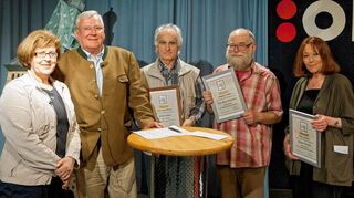 <p>Bürgermeisterin Monika Kabs und Stifter Töns Wellensiek überreichten im Studio des Offenen Kanals Speyer den Wellensiek-Video-Preis an die Gewinner an Jürgen Latz, der den ersten Preis für den verhinderten Wolf-Detlef Mauder entgegennahm, den zweiten Sieger Wolfgang Schuch und die Drittplatzierte Uschi Scheepers (von links).</p>
