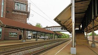 <p>Hockenheims Bahnhof soll behindertenfreundlich werden: Die Treppe rechts (eine von zwei zum Mittelbahnsteig) wird abgerissen und durch einen Fahrstuhl ersetzt. Ein weiterer Aufzug wird am linken Bahnsteig gebaut. Vorgesehen sind die Umbaumaßnahmen im Jahr 2016.</p>