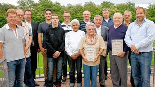 <p>Sportsfreunde: Zahlreiche langjährige Mitglieder galt es, bei der Hauptversammlung der Spvgg 06 zu ehren.</p>