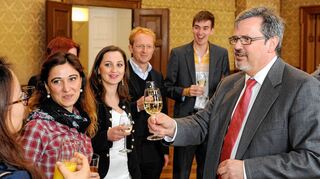 <p>OB Hansjörg Eger empfängt im Historischen Ratssaal eine SPEA-Studentengruppe aus den USA, Russland und Deutschland, die an der Deutschen Universität für Verwaltungswissenschaften Speyer studiert.</p>