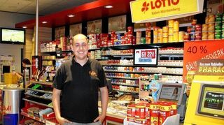 <p>Wolfgang Falke schließt den Shop im Kaufland, ist aber mit seinen Mitarbeitern nur 100 Meter weiter in der Carl-Theodor-Straße 27 auch künftig für Kunden da. </p>