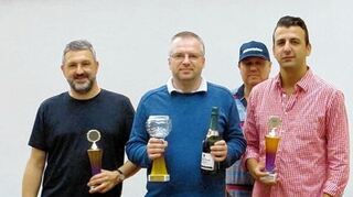 <p>Siegerehrung bei der Schachvereinigung: Stadtmeister 2014 wurde Jürgen Möldner (SK Landau, 2. von links) vor Blerim Kuci (SV 1930 Hockenheim, rechts) und Dr. Martin Schrepp (SK Ladenburg, links). Mit auf dem Bild ist Spielleiter Jürgen May.</p>