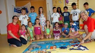 <p>Spielerisch erklären die Mitarbeiter der DLRG den Vorschulkindern des Martin-Luther-Kindergartens die Gefahren, die beim Baden lauern. Die Regeln gelten übrigens auch für Erwachsene, macht die DLRG deutlich.</p>