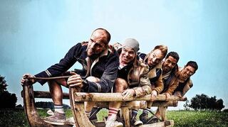 <p>Mal sehen, was da vorne kommt: Die Jungs von "Voxxclub" schauen voraus: v. l. Stefan Raaflaub, Korbinian Arendt, Christian Schild, Michael Hartinger und Florian Claus. Bei ihrem Oktoberfest-Auftritt wollen sie Vollgas geben - doch nicht etwa auf dem Schlitten, sondern auf der Bühne.</p>