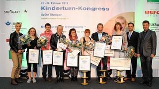 <p>Freut sich über die Auszeichnung zur "Übungsleiterin Kinderturnen des Jahres": Claudia Butz (3. v. r) zusammen mit weiteren Nominierten sowie Vertretern der Kinderturnstiftung und deren Trägern.</p>
