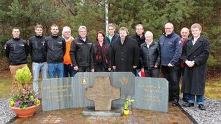 <p>Am 80. Geburtstag von Jim Clark gedachten am Gedenkstein (v. l.) André Fletterer, Marco Polomski, Jochen Nerpel, Manfred Nord, Klaus Schwenninger, Sabine Tesse-raux, Jörg Mallepell, Georg Seiler, Jörg Bensemann, Herbert Degengard, Fritz Cirener, Ulrich Gleich und Fabius Cirener.</p>