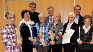 <p>Geehrte und Ehrende bei der Hauptversammlung (vordere Reihe von links) Christiane Weber, Ursula Böckenhaupt, Marliese Grimm, Gaby Kolb, Elfriede Vogt, Sannchen Treiber und Vorsitzende Christa Schröckenschlager. In der hinteren Reihe stehen (von links) Pfarrer Schäfer, Hans Kolb, Erlen Koch und Joachim Koch.</p>