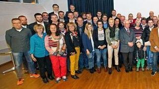 <p>Bürgermeister Jürgen Schmitt (vorne rechts) zusammen mit dem bei der Ehrungsveranstaltung im Gemeindezentrum ausgezeichneten verdienten Bürgern der Gemeinde und den erfolgreichen Sportlern.</p>