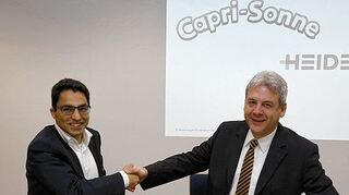 <p>Capri-Sonne- und Indag-Geschäftsführer Mansur Müller-Brockhausen und Rainer Haus, verantwortlich für die deutschen Ausbildungsstandorte bei Heidelberg, unter- zeichnen die Ausbildungskooperation.</p>