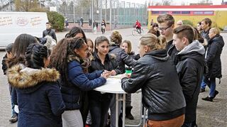 <p>Der Informationsstand des Jugendbeirats war gut besucht. Die Teenies durften Wunschzettel ausfüllen und machten von der Möglichkeit Gebrauch.</p>
