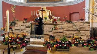 <p>Vor der Mauer, die an Ostern in den schillerndsten Farben, symbolisiert durch Blumen, erblüht: Carolin Gottfried hielt den Gottes- dienst in der evangelischen Kirche in Neulußheim.</p>