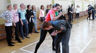 <p>Trainer Tim Gärtner zeigt Kursteilnehmerin Anja Stark Tricks, mit denen sie sich im Ernstfall gegen einen Angriff wappnen und schützen kann.</p>