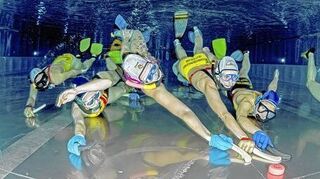<p>Im Unterwasserhockey geht es beim Kampf um die Scheibe hart zur Sache.</p>