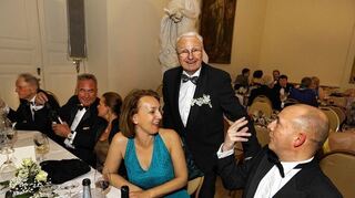 <p>Die Tanzpaare genießen das stilvolle Ambiente und die gute Musik beim Fliederball (Bild oben). Organisator Peter Trier (2. v.r.) begrüßt neben OB Dr. René Pöltl (re.) und dessen Frau Stefanie auch Manfred Rosenberg (ehemaliger Geschäftsführer des ADAC Nordbaden) und Günther Bolich (Vorsitzender des ADAC) mit dessen Partnerin Marina Breusch (v. l.).</p>