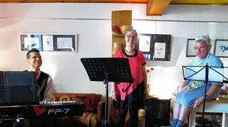 <p>Moderator Gerd Winter, Sängerin Romy Bauer und Keyboarder Daniel Fieß entführen in die Welt der Ufa-Schlager.</p>
