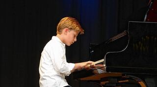 <p>Der junge Pianist Moritz Voss und die Gitarrenklasse der Marion-Dönhoff-Realschule gehörten zu den jungen Künstlern, die mit ihrem musikalischen Können das Publikum in der Festhalle mitrissen.</p>