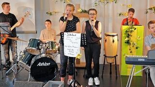 <p>Trotzen dem Regen und den Pfützen: Die Schüler der Markus-Schule geben beim Sponsorenlauf alles, um möglichst viele Runden zu drehen. Für die musikalische Begleitung des Sommerfests sorgt die Schulband mit bekannten Liedern.</p>