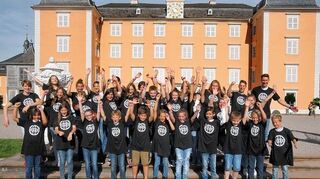 <p>"Wir sind bereit!" - 29 Kinder und Jugendliche haben Sabine Rebmann und Elena Spitzner zu einem Projektchor geformt, der Foreigner unterstützte.</p>