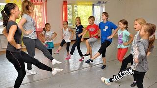 <p>Tanja Durst (von links) und Sarah Buchwitz bringen den Kindern beim Ferienprogramm die Grundelemente des karnevalistischen Tanzsports bei.</p>