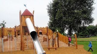 <p>Da kommt der Nachwuchs auf seine Kosten: Auf dem Spielplatz am Neulußheimer Bahnhof gibt es zahlreiche Betätigungsmöglichkeiten (oben). In der Reilinger Wörschgasse steht sogar eine Burg und es gibt tolle Rutschen - da lassen sich Mila, Levin, Leander, Tamina und Liam nicht zweimal bitten (unten, rechts).</p>