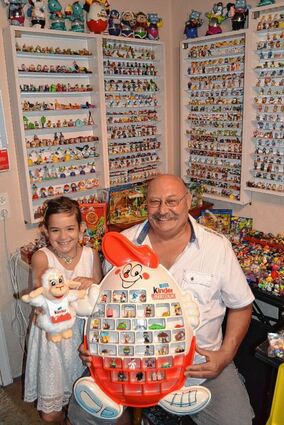<p>Herr über 3500 Überraschungsei-Figuren ist Heinz Jacobs. Seine Enkelin ist von der Sammlung begeistert. Ihr Favorit ist der große Eiermann.</p>
