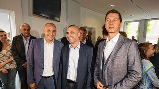 <p>Zu den ersten Gratulanten von OB René Pöltl gehörten die Gegenkandidaten Haydar Sahin und Reinhard Koepke nach der Ergebnispräsentation im Ratssaal (Bild links). Ein Küsschen gab's natürlich von der Mama. Ex-Finanzminister Gerhard Stratthaus gratulierte auch. Andreas Muth umarmt ihn herzlich und Pfarrer Böser lächelt nett. Für seine Frau Stefanie hatte die Stadt natürlich Blumen parat.</p>