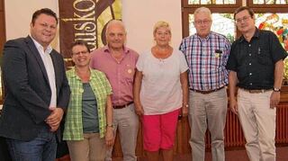 <p>OB Lars Kluge (l.), Hauptamtsleiter Uwe Gleißberg (r.) und Angelika Laube vom Fremdenverkehrsverein Hohenstein-Ernstthal (3. v. r.) empfangen die Hockenheimer Besucher Lucy Jung, Peter Busch und Dietrich Hinterleitner.</p>