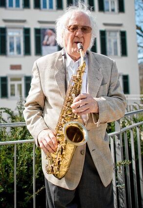 <p>Emil Mangelsdorff ist am Saxofon und an der Flöte unschlagbar. Hier sieht man den inzwischen 91-Jährigen vor dem Holzhausenschlösschen.</p>