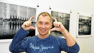 <p>Er fotografiert für sein Leben gern: Jessen Oestergaard vor den Sofortbildern seiner Ausstellung im Palais Hirsch, die Naturmotive zeigen. Die Ausstellung ist Teil des Fotofestivals "Off//Foto".</p>