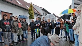 <p>Der Künstler Gunter Demnig verlegt vor dem Anwesen Hockenheimer Straße 16 zwei der Stolpersteine.</p>