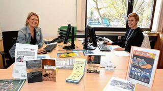 <p>Eine Stelle, zwei Macherinnen: Nicole Verclas (links) und Claudia Conrad von Heydendorff kümmern sich um alle Belange der Asylbewerber - und deren Unterstützer - in der Gemeinde.</p>
